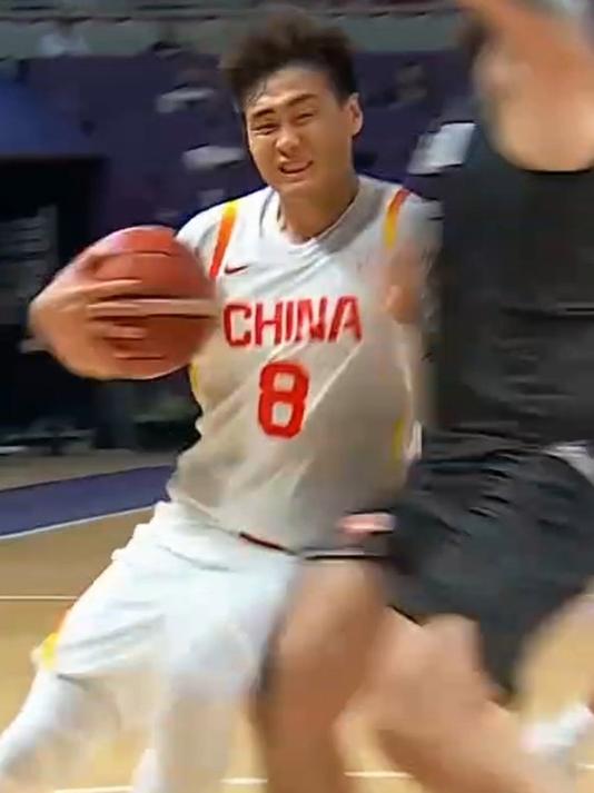 本土球员受伤下场，全场球迷泪目