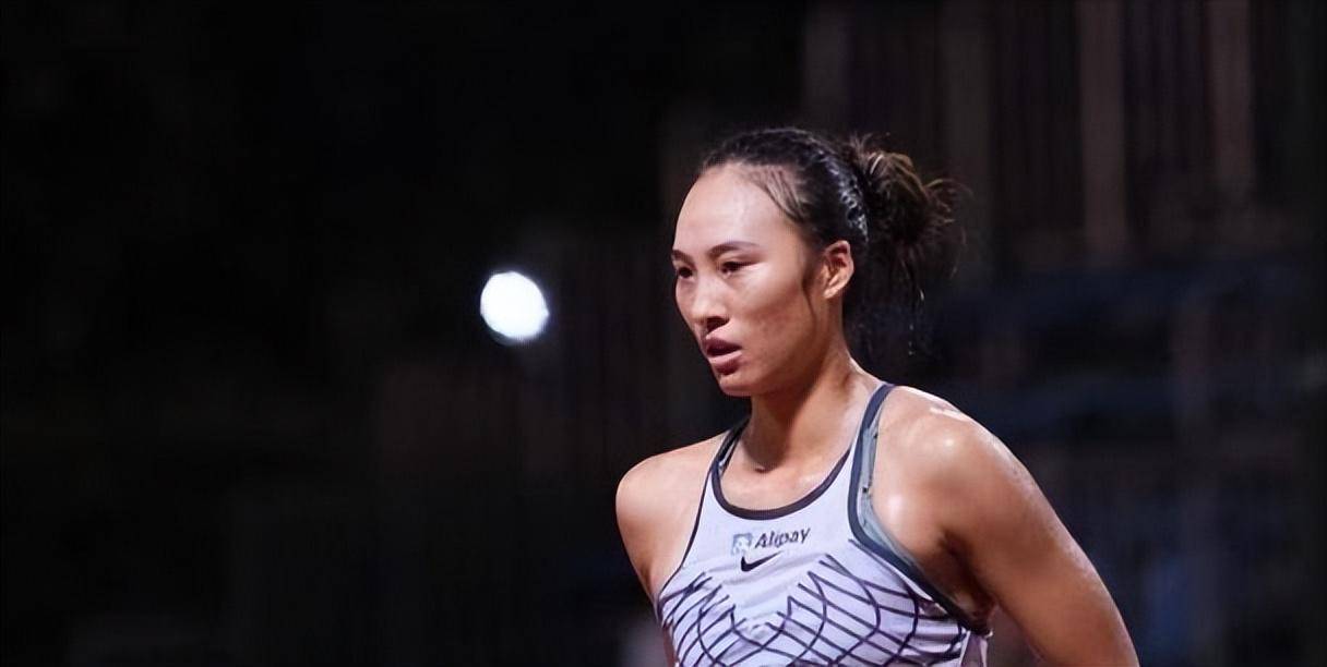 星空体育视频-足球运动中，女选手们挥洒汗水追逐胜利