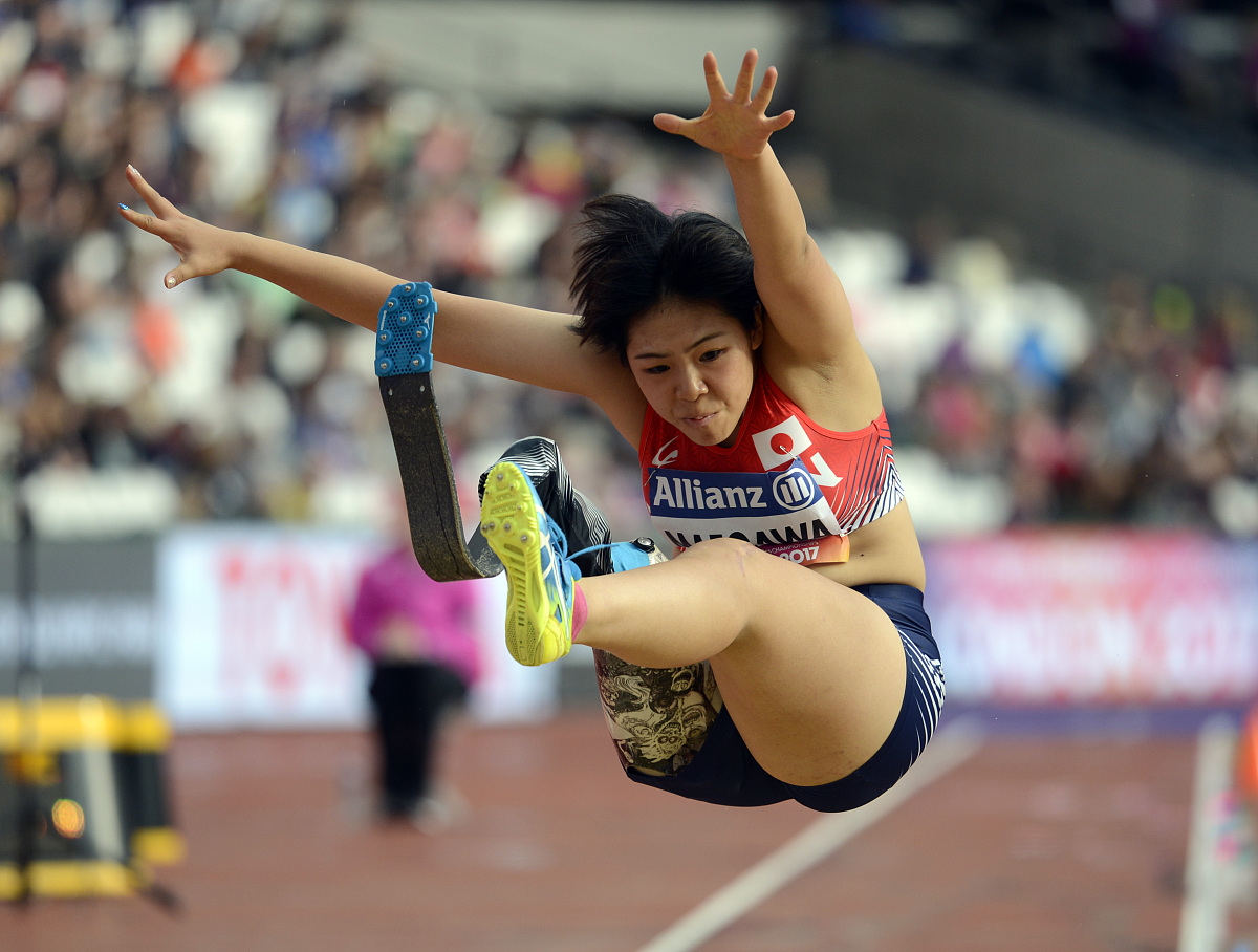 足球运动中，女选手们挥洒汗水追逐胜利
