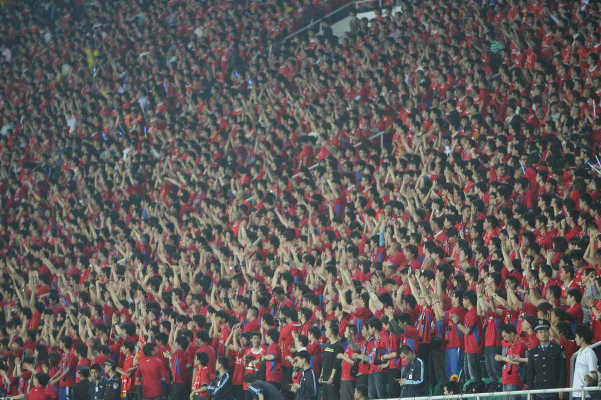 足球联赛精彩纷呈，球场较量激发激情的简单介绍