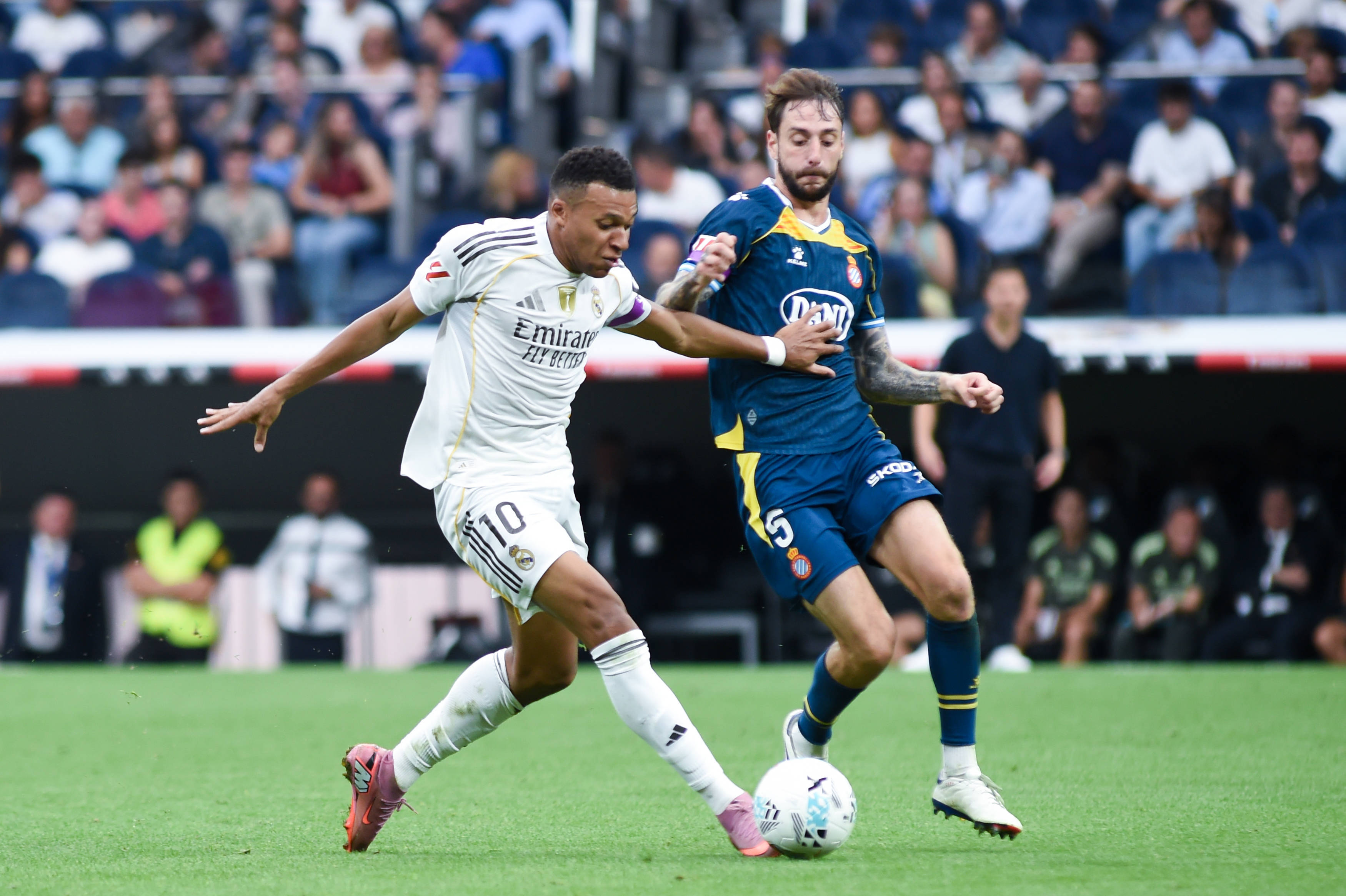 西班牙劲旅马德里竞技在西甲联赛中稳住榜首的简单介绍