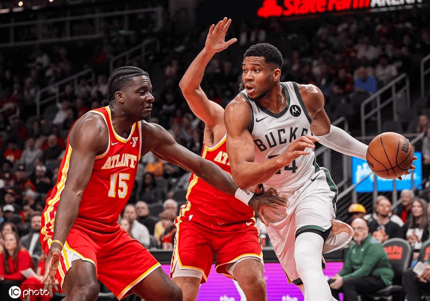 星空体育app下载地址-猛龙客场对阵雄鹿，力争胜利