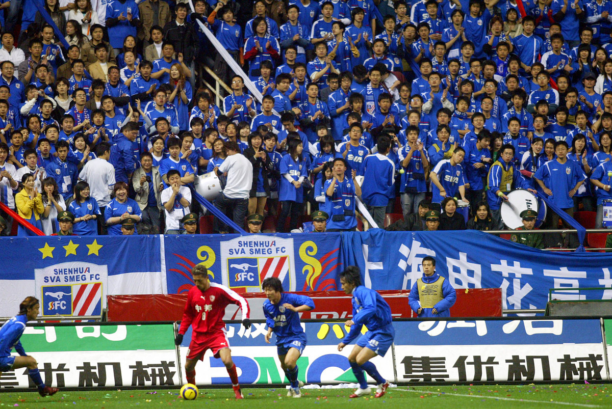 沙尔克04赢得胜利向前迈进