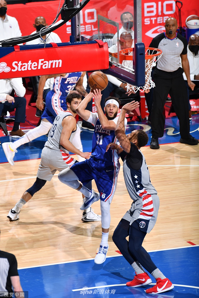 星空体育培训-76人客场战胜魔术，西蒙斯狂砍三双数据