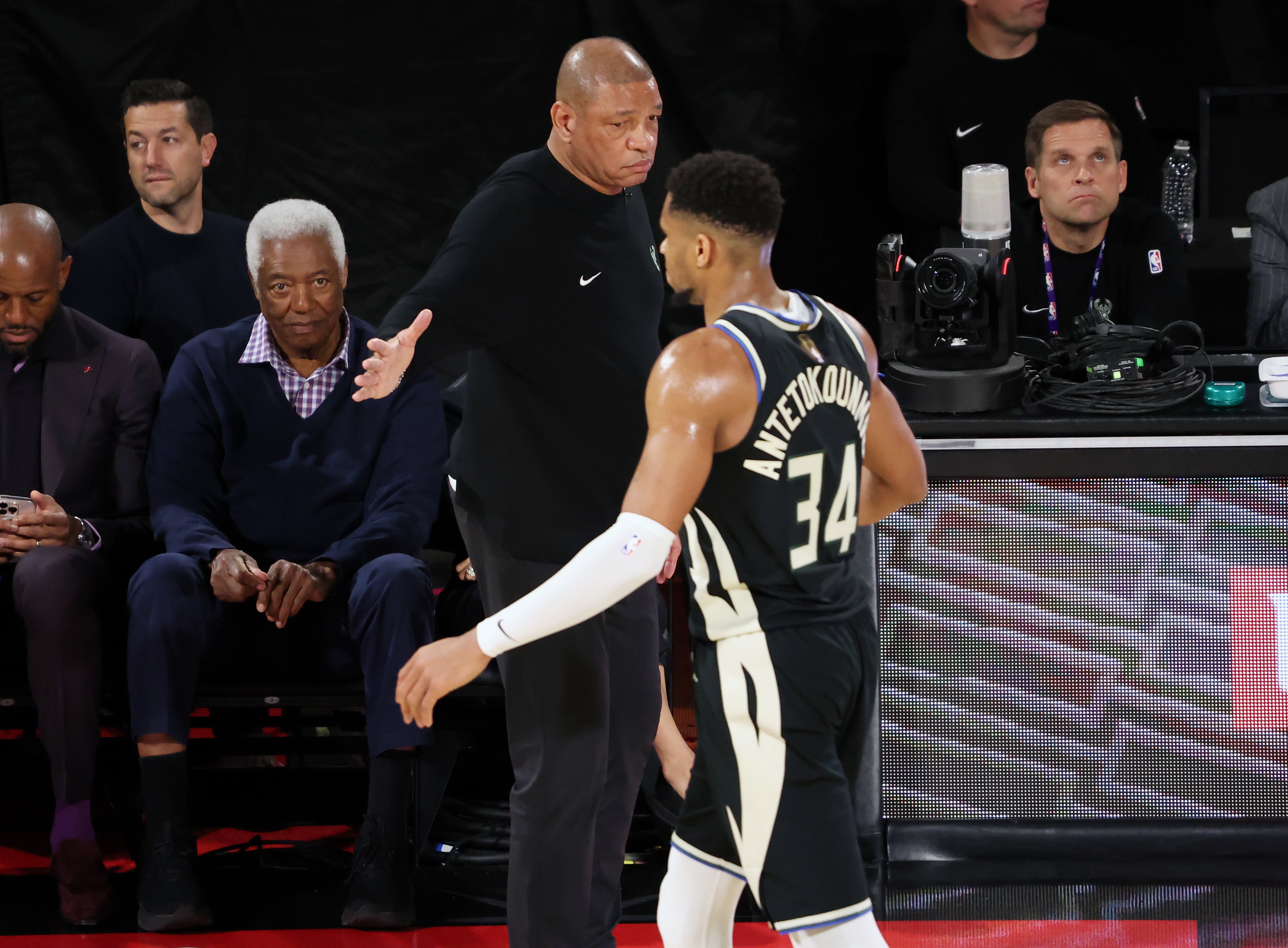 关于雄鹿击败篮网：字母哥发威，团队合作取胜的信息