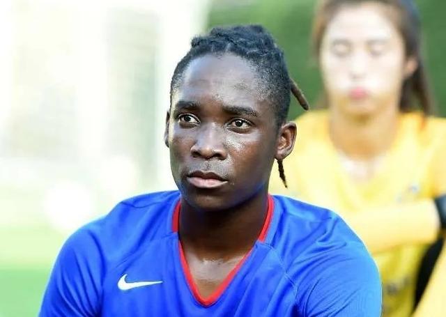 印度女足锦标赛中一位年轻球员表现抢眼