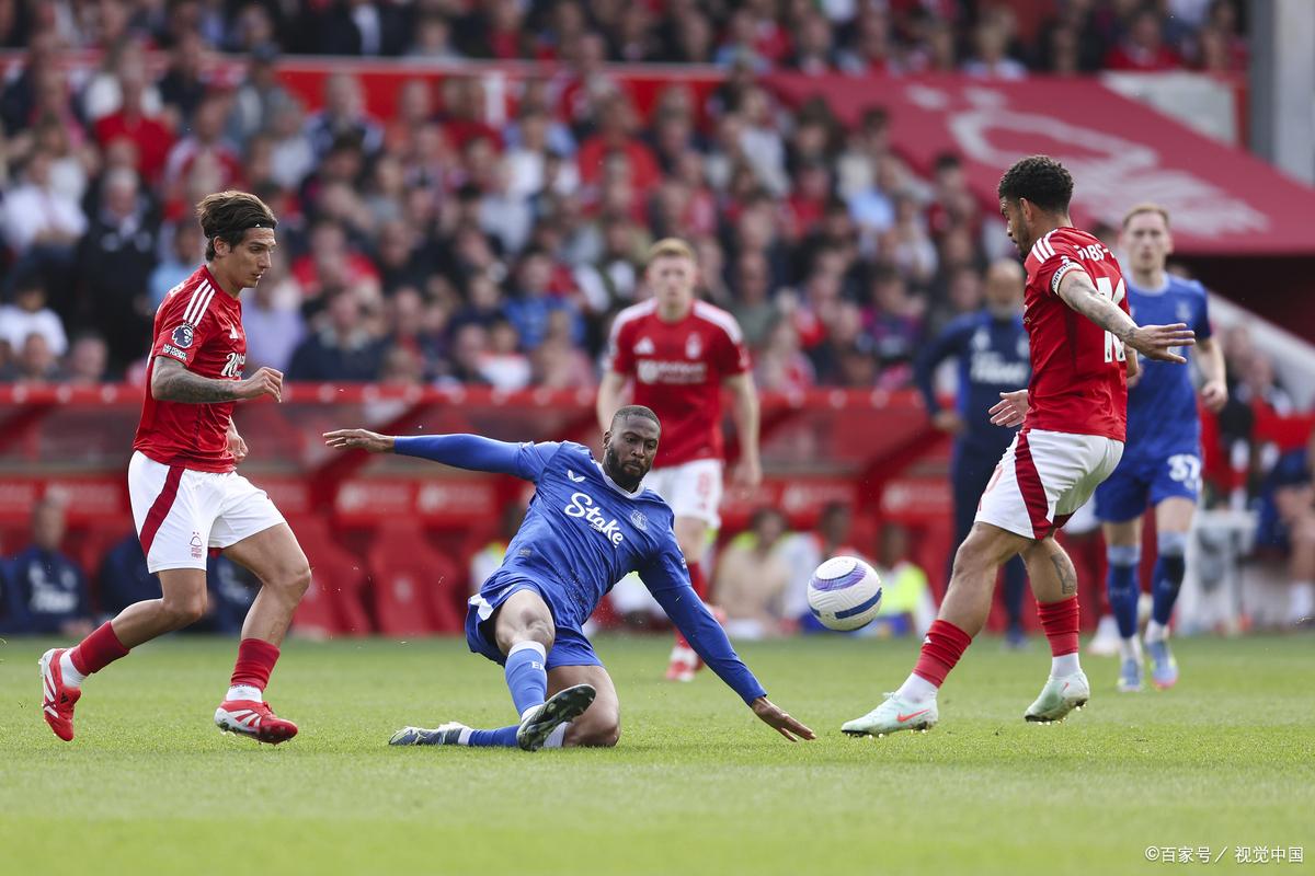 曼联豪取一胜，英超冠军之争仍胶着不下